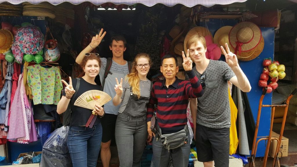 Souveniertjes halen op de chinese markt Lukas Xu Coaching - financiële vrijheid