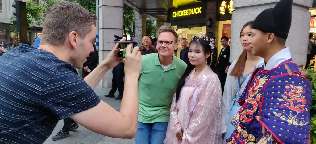 Op de foto met Chinezen Lukas Xu Coaching - financiële vrijheid